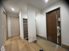 たっぷり収納できるシューズボックスです。家族全員の靴がきれいに整頓できます。棚の上にお花や写真を飾っても良いですね。