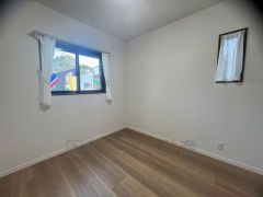 複数の窓がある居室は日当たり・風通し良好で快適に過ごしていただけます。お気に入りの家具とインテリアで素敵な部屋を作りましょう＾＾ 