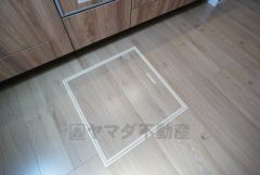 キッチンにある床下収納は、居住スペースを減らさずに買い置きの調味料や非常食などを保管することができます。