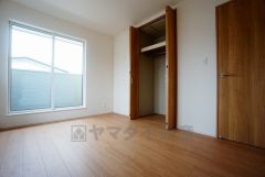 同仕様写真。住む人のこだわりを活かす洋室＾＾日当たりがよく、寝室としての利用もおすすめ。広めのクローゼットもあり荷物もすっきり片付けれ、ゆとりのある暮らしが出来ます＾＾