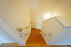 同仕様写真。ご年配の方でも安心できる、手すり付き階段です＾＾段差も低めで設定されてますので安全性にも優れてますね＾＾