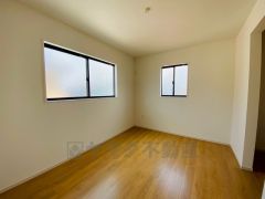 木目調のシンプルデザインで落ち着きと安らぎの空間に仕上げています。各部屋に収納が完備されているので、お荷物が多くなっても安心の設計です。