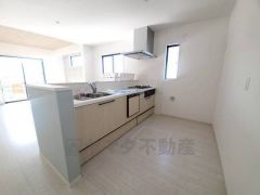 対面式カウンターキッチンでお子様の様子が見守れます。カウンタートップは耐熱性に優れており、日ごろのお掃除もふき取るだけでＯＫ。ステンレスシンクも簡単にお掃除できますよ。