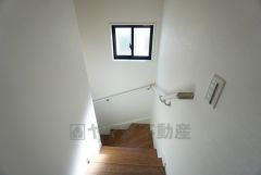 同仕様写真。ご年配の方でも安心できる、手すり付き階段です＾＾段差も低めで設定されてますので安全性にも優れてますね＾＾