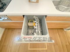 家事の時間が短縮できる食器洗浄乾燥機付。後片付けもラクラクです。 食器を洗う手間が減るので家族とのコミュニケーションの時間や自分の時間が増えますね。