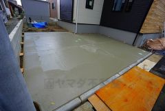 カースペースは停めやすい並列駐車2台付きです。（軽自動車含む） ご夫婦で1台づつ所有出来ます。 前面道路は8ｍ以上で駐車がスムーズ＾＾