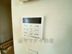 給湯器リモコンはキッチン横からボタンひとつで操作が楽々。通話ボタン付きでお子様とも会話ができて安心です。