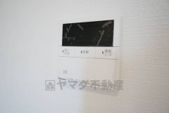 キッチン横からお湯張り、追い炊き、足し湯がボタン一つで楽々操作できる給湯機リモコンです＾＾忙しい夕飯の準備の時間帯に重宝しますね。