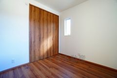 木目調のシンプルデザインで落ち着きと安らぎの空間に仕上げています。各部屋に収納が完備されているので、お荷物が多くなっても安心の設計です。