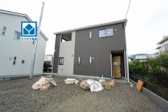 敷地面積74坪。スーパー、コンビニまで徒歩10分圏内とお買い物が便利＾＾ お庭付きで楽しみが広がります＾＾