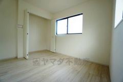 明るい洋室です。ナチュラル色のフローリングで開放的な優しい雰囲気になっています＾＾ベッドや机、ＴＶを置いてもゆとりのある広さです。