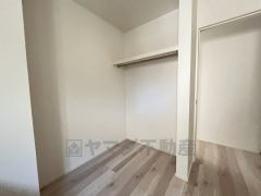 便利な洗面室収納。散らかりがちなバスタオルや清掃用品、化粧品や予備のシャンプー等もきれいに整頓できますね。