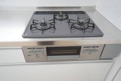 大きなお鍋も楽々洗える幅の広いシンクです＾＾ステンレスシンクなので簡単にお掃除できますよ。洗剤やスポンジもすっきりできる収納付き。