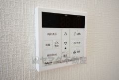 同仕様写真。キッチン横からお湯張り、追い炊き、足し湯がボタン一つで楽々操作できる給湯機リモコンです＾＾忙しい夕飯の準備の時間帯に重宝しますね。