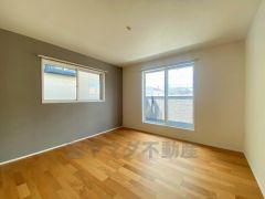 2面採光を確保した明るい室内は、風通しも良く、大変居心地の良い空間となっております。爽やかな風を感じて起きる朝は、快適生活の始まりに。