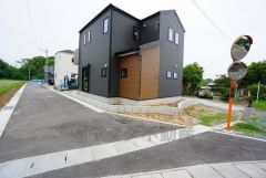 前面道路は居住者のみの通行で交通量が少なく小さなお子様がいるご家庭も安心です＾＾ 大型車両の交通も無く静かで快適な生活を送れます＾＾