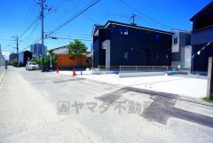 前面道路は大型車両などの通行も少なく小さなお子様がいるご家庭も安心です＾＾カースペースは3台駐車出来ます＾＾