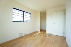 住む人のこだわりを活かす洋室＾＾日当たりがよく、寝室としての利用もおすすめ。広めのクローゼットもあり荷物もすっきり片付けれ、ゆとりのある暮らしが出来ます＾＾