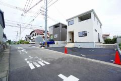 前面道路は南向き公道約5ｍ。西側8ｍ。