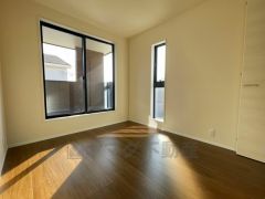 2面採光を確保した明るい室内は、風通しも良く、大変居心地の良い空間となっております。爽やかな風を感じて起きる朝は、快適生活の始まりに。