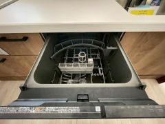 家事の時間が短縮できる食器洗浄乾燥機付。後片付けもラクラクです。 食器を洗う手間が減るので家族とのコミュニケーションの時間や自分の時間が増えますね。