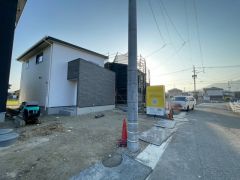 前面道路は北側公道約6.2ｍ。幅広く交通量も少ない為安心して離合できます＾＾