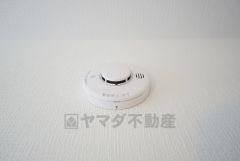火災による煙や熱を感知して、警報音やブザー等で火災の発生を知らせてくれる火災警報器。