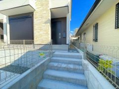 ブラックトーンの玄関扉＾＾外壁とマッチングしていてかっこいいですね＾＾家の顔となる玄関扉がかっこいいと、たくさんの人を招き入れたくなりますね＾＾