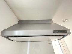 調理により発生する油煙や臭いを吸い込み、屋外へ排気してくれます。