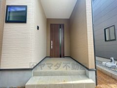 たっぷり収納できるシューズボックスです。家族全員の靴がきれいに整頓できます。棚の上にお花や写真を飾っても良いですね。