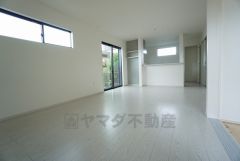 家族が集まる開放的なリビング。17帖以上の大空間で毎日のお食事が楽しみです＾＾思い思いの時間を過ごしたり、家族みんなで食事をしたり、素敵な団らんの場になりますね。