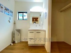 三面鏡つき洗面台。収納も一体型になっているので、ドライヤーやヘアアイロンの置き場に困りませんね。