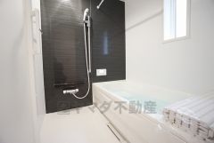 1日の疲れを癒すくつろぎのバスルーム。足を伸ばしてもゆったりと入れるサイズです。お子様と一緒にお風呂に入っても狭くないですね^^