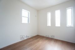 2面採光を確保した明るい室内は、風通しも良く、大変居心地の良い空間となっております。