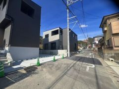 前面道路は公道南東側約4.7ｍ。 大型車の通行がなく、騒音や振動が少ないので静かで快適な生活を送れます。