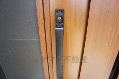 かざすだけで開閉できる、タッチキー採用の玄関。お買い物帰りで、両手がふさがってきても簡単に中に入れます＾＾