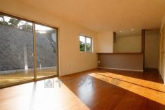 同仕様写真。家族が集まる開放的なリビング。約16.5帖の大空間で毎日のお食事が楽しみです＾＾思い思いの時間を過ごしたり、家族みんなで食事をしたり、素敵な団らんの場になりますね。