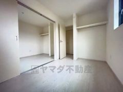 明るい洋室です。ナチュラル色のフローリングで開放的な優しい雰囲気になっています＾＾ベッドや机、ＴＶを置いてもゆとりのある広さです。