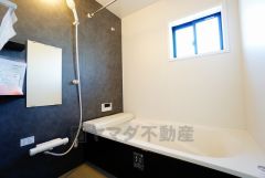 1日の疲れを癒すくつろぎのバスルーム。足を伸ばしてもゆったりと入れるサイズです。お子様と一緒にお風呂に入っても狭くないですね^^