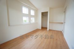 住む人のこだわりを活かす洋室＾＾日当たりがよく、寝室としての利用もおすすめ。広めのクローゼットもあり荷物もすっきり片付けれ、ゆとりのある暮らしが出来ます＾＾