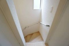 階段には小窓を配置しました。日中でも暗くなりがちな階段下が明るくなり安全ですね。お子様も高齢の方も安心して上り下りができる手摺がついた安心設計です。