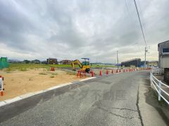 前面道路は北側公道約6.2ｍ。幅広く交通量も少ない為安心して離合できます＾＾