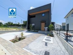 シンプルでいつまでも飽きのこないデザインが周囲の環境に調和し、どんなご家族にもフィットするデザインです。