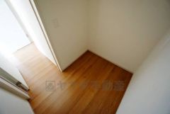 大容量の収納が嬉しいウォークインクローゼット付き。毎日の洋服のコーディネートが楽しくなります。モノを1ヶ所に収納できるので、お部屋もスッキリ。