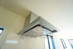 調理により発生する油煙や臭いを吸い込み、屋外へ排気してくれます。