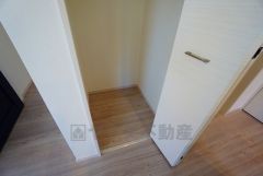 物が散らかりやすいリビングに収納スペースを確保。書類や雑貨をひとまとめにできまるため、お部屋をすっきりさせることが出来ます。