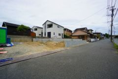 前面道路は公道東側約5.3ｍ。イオン福岡店まで車で約10分（3.1ｋｍ）