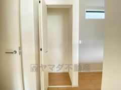 キッチン横パントリー収納。食器やキッチン用品、食料品の保存に便利です＾＾高さのある物もスッキリ収納できます＾＾