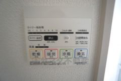 浴室暖房乾燥機には、暖房、乾燥、涼風、換気の4つの機能が付いています。タイマー付きです。