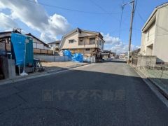 道幅が広く、車通勤の方や買い物などでの車の出し入れも楽々できて嬉しいですね。